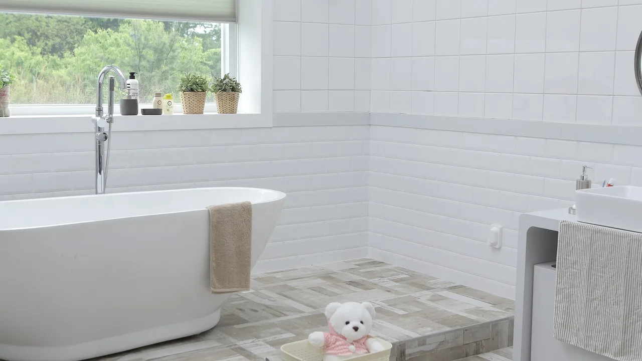 Reglazed bathtub in New York bathroom